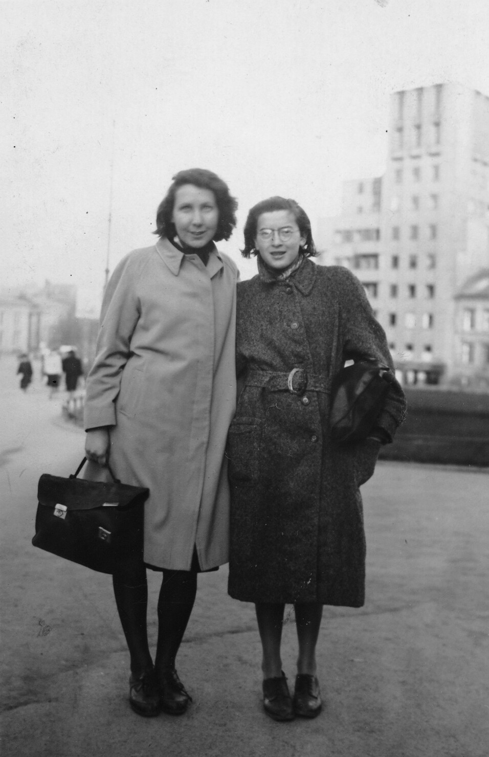 Gunvor Hofmo ( t.v.) og Ruth Maier fotografert på Drammensveien foran Odd Fellow-gården i 1942.