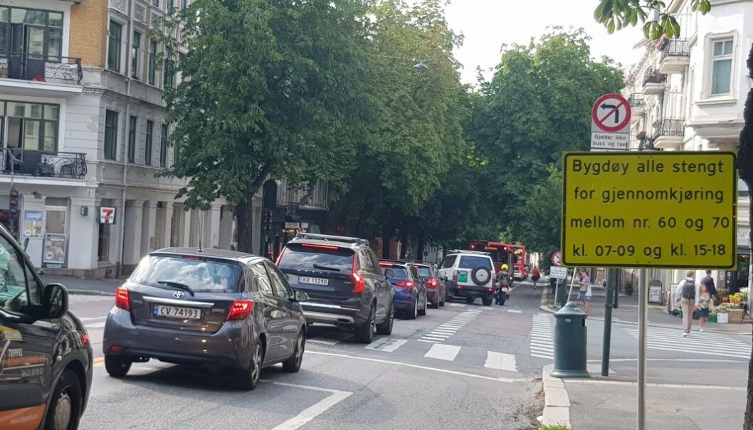 Bilister ga blaffen i gjennomkjøringsforbudet fra Thomas Heftyes gate til Olav Kyrres plass. Samtidig sto bussene i kø vestover etter at kollektivfeltet ble erstattet med sykkelfelt. Bilister ga blaffen i gjennomkjøringsforbudet fra Thomas Heftyes gate til Olav Kyrres plass. Samtidig sto bussene i kø vestover etter at kollektivfeltet ble erstattet med sykkelfelt.