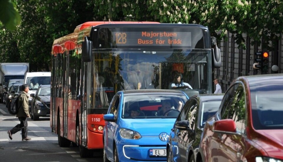 Buss i kø ved krysset Frederik Stangs gate og Bygdøy allé. Her blir sykkelvei beholdt og kollektivfeltet ikke gjeninnført.