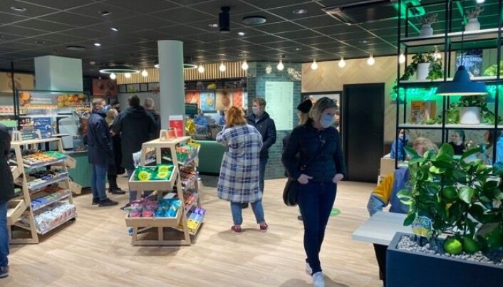 På innsiden av butikken er både varer og interiør mindre skrikende i fargene. På innsiden av butikken er både varer og interiør mindre skrikende i fargene.