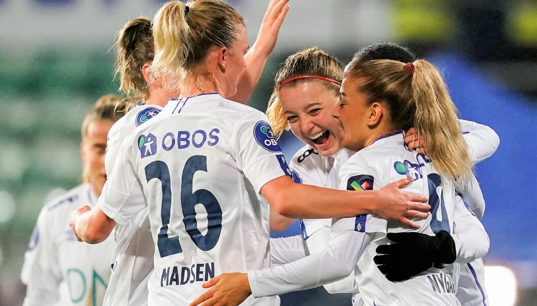 Vålerenga-spillerne jubler for semifinaleplass etter å ha slått Stabæk 2-1 på bortebane onsdag kveld.