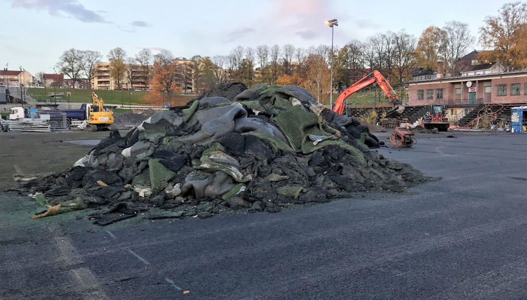 En haug med nesten nytt kunstgress klart til kasting. En haug med nesten nytt kunstgress klart til kasting.