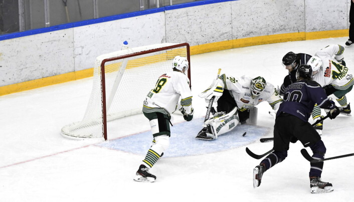 Grüner skapte store sjanser i spill fem-mot-tre på slutten av kampen, men pucken ville ikke inn bak MS-keeper Lars Haugen. Grüner skapte store sjanser i spill fem-mot-tre på slutten av kampen, men pucken ville ikke inn bak MS-keeper Lars Haugen.