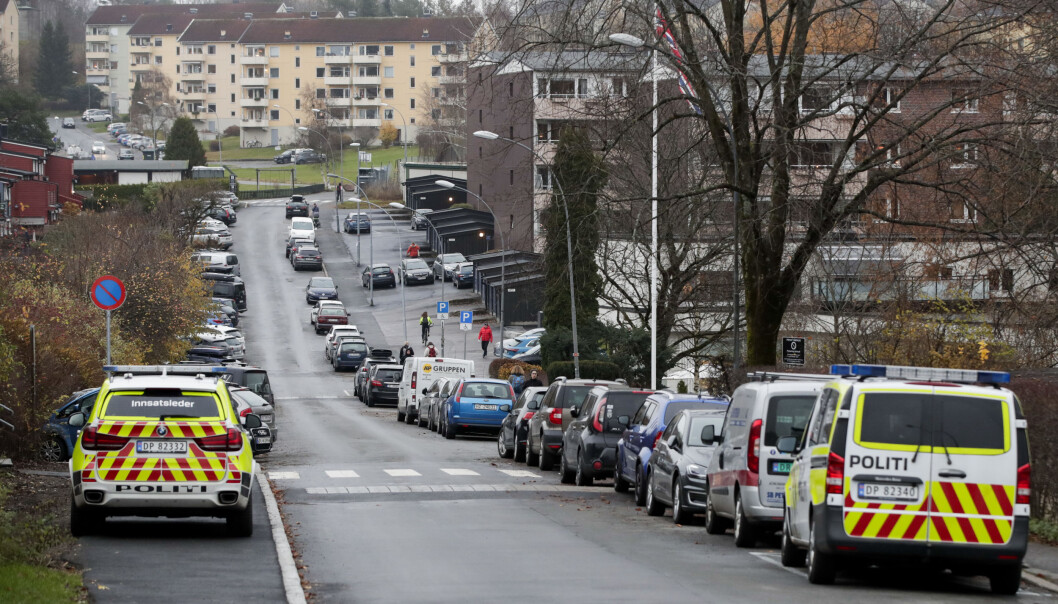 25 beboere er evakuert fra en blokk på Disen etter at det ble gjort funn av dynamitt i en kjeller. 25 beboere er evakuert fra en blokk på Disen etter at det ble gjort funn av dynamitt i en kjeller.