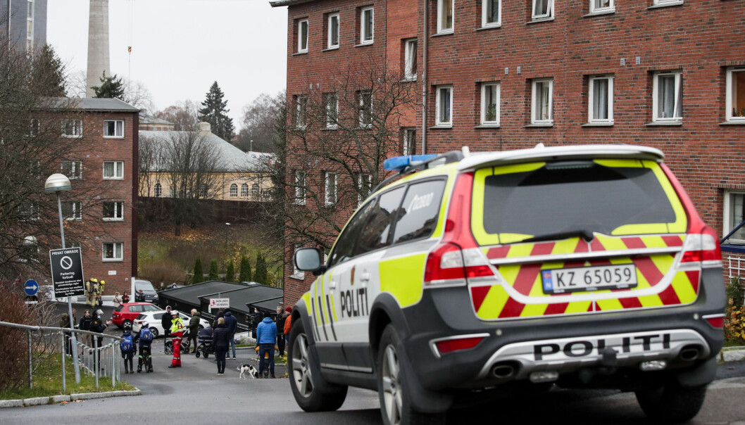 Nødetatene ved en boligblokk på Disen, hvor det er funnet dynamitt i kjeller. Alle beboere i boligblokken blir evakuert og området er sperret av. Nødetatene ved en boligblokk på Disen, hvor det er funnet dynamitt i kjeller. Alle beboere i boligblokken blir evakuert og området er sperret av.