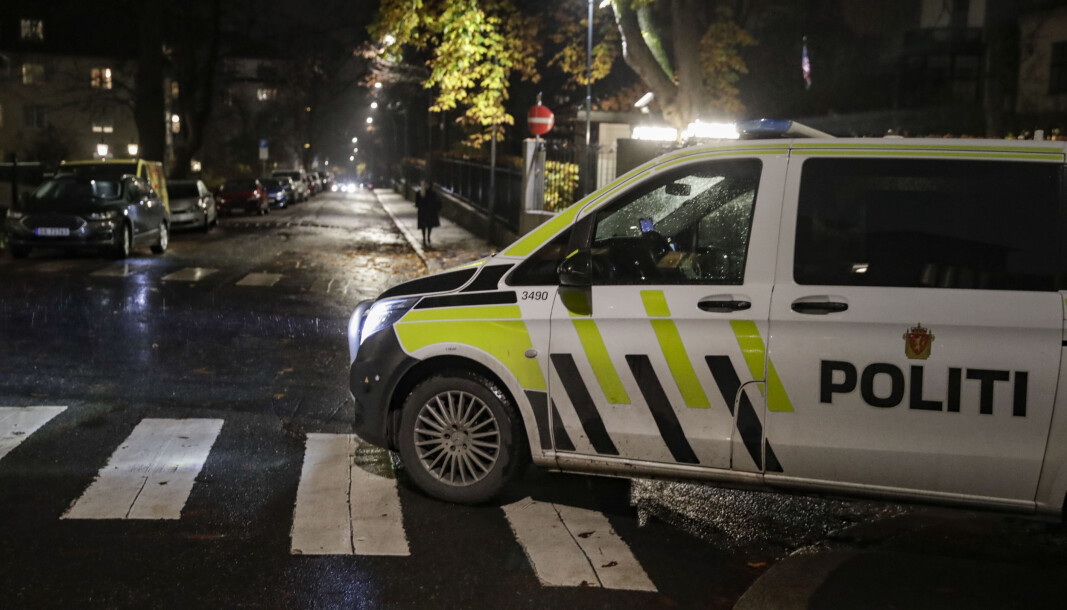 Politiet leter etter gjerningspersoner etter at en person ble ranet og stukket med kniv på Frogner i Oslo fredag kveld. Politiet leter etter gjerningspersoner etter at en person ble ranet og stukket med kniv på Frogner i Oslo fredag kveld.