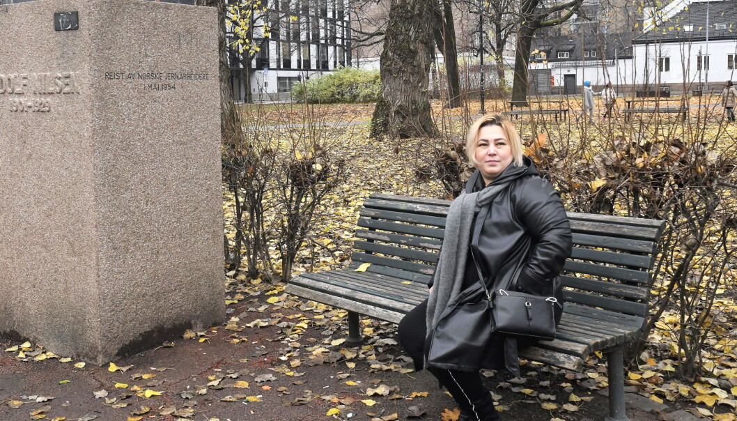 — Denne benken på Rudolf Nilsens plass brukes fast av rusmisbrukere i området, forteller Amira Cherni. — Denne benken på Rudolf Nilsens plass brukes fast av rusmisbrukere i området, forteller Amira Cherni.