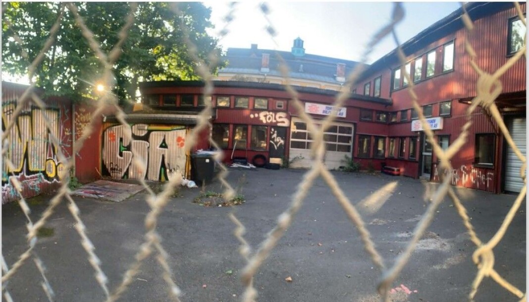 Dette er Vogts gate 26 - tomta Foreldrenes arbeidsutvalg ved Sagene skole kjemper for at skal bli en del av den nåværende skolegården. Eiendommen er kjøpt opp av eiendomsutviklingsselskapet Aase, som er i gang med planer for å realisere et nytt boligkompleks her. Dette er Vogts gate 26 - tomta Foreldrenes arbeidsutvalg ved Sagene skole kjemper for at skal bli en del av den nåværende skolegården. Eiendommen er kjøpt opp av eiendomsutviklingsselskapet Aase, som er i gang med planer for å realisere et nytt boligkompleks her.