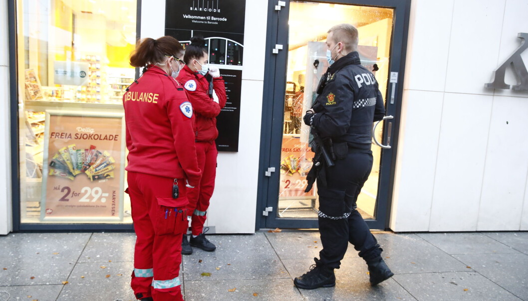 Ambulansepersonell og politi på plass ved kiosken som ble ranet i Dronning Eufemias gate i ettermiddag. Ambulansepersonell og politi på plass ved kiosken som ble ranet i Dronning Eufemias gate i ettermiddag.