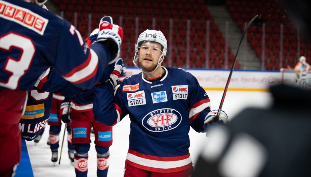 En fornøyd Colin Spaberg Olsen etter scoring mot Frisk. En fornøyd Colin Spaberg Olsen etter scoring mot Frisk.
