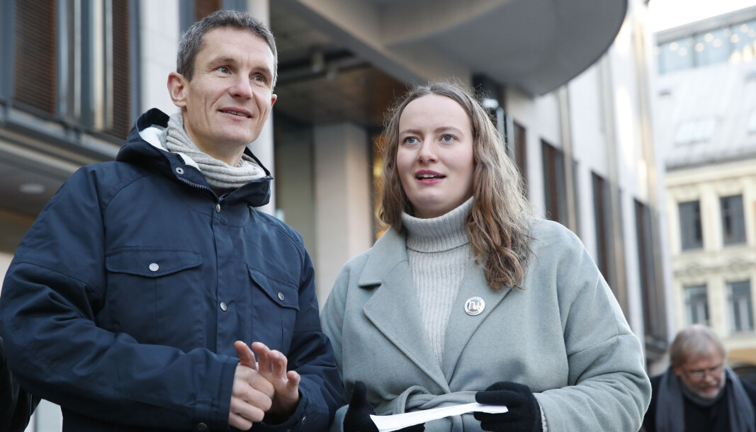 Truls Gulowsen (t.v), sto fra starten av i spissen for klimasøksmålet. Nå vil han inn på Stortinget. Her sammen med Ingrid Skjoldvær, tidligere leder i Natur og Ungdom, utenfor Oslo Tinghus. Truls Gulowsen (t.v), sto fra starten av i spissen for klimasøksmålet. Nå vil han inn på Stortinget. Her sammen med Ingrid Skjoldvær, tidligere leder i Natur og Ungdom, utenfor Oslo Tinghus.