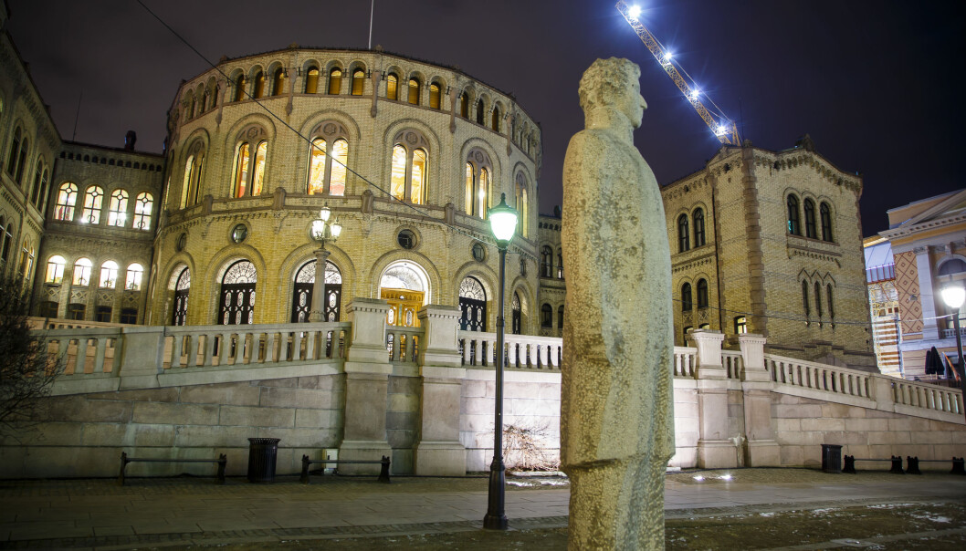 Det er fortsatt menn som utgjør majoriteten av utsmykkinger i byrommet. Både i og utenfor Stortinget. Her står kong Christian Frederik og skuer utover Eidsvolls plass. Det er fortsatt menn som utgjør majoriteten av utsmykkinger i byrommet. Både i og utenfor Stortinget. Her står kong Christian Frederik og skuer utover Eidsvolls plass.