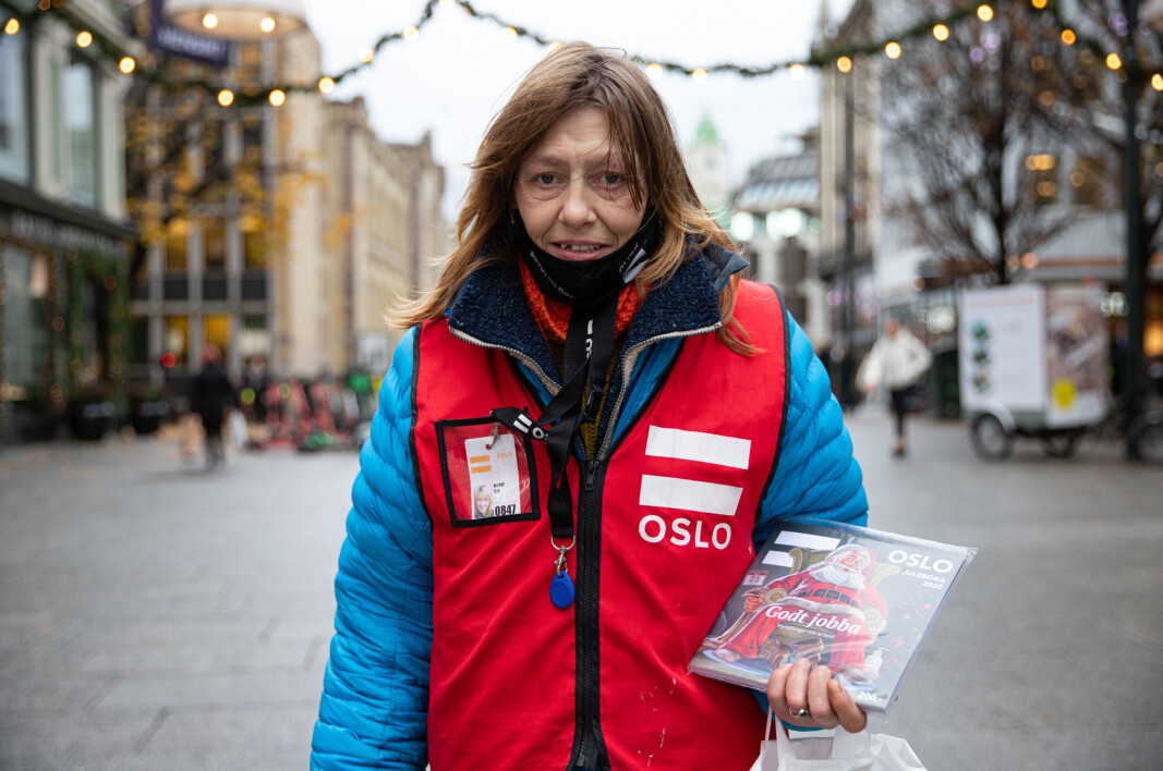 Erlik-veteran Marit håper salget av juleboka vil ta seg opp utover i desember. —Jeg er ute og jobber så ofte jeg kan, det er viktig å ikke bli sittende hjemme, forteller hun. Erlik-veteran Marit håper salget av juleboka vil ta seg opp utover i desember. —Jeg er ute og jobber så ofte jeg kan, det er viktig å ikke bli sittende hjemme, forteller hun.