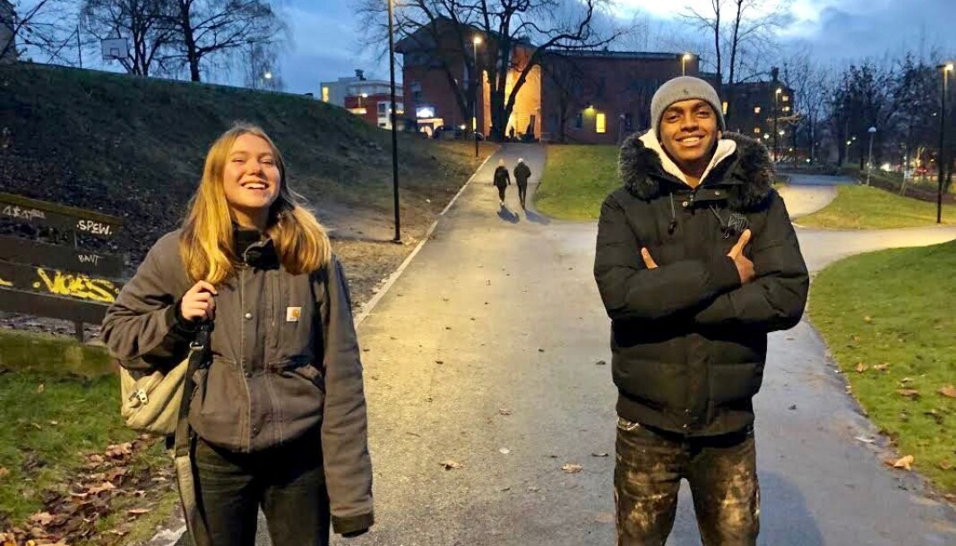 Oda Garnås Paaske (t.v.) og Naif jr. Mohamed er begge glad for å ha fått jobbe med kreative arbeidsoppgaver for bydel Gamle Oslo. De håper videoene vil bidra til å senke smitten blant unge i byen. Oda Garnås Paaske (t.v.) og Naif jr. Mohamed er begge glad for å ha fått jobbe med kreative arbeidsoppgaver for bydel Gamle Oslo. De håper videoene vil bidra til å senke smitten blant unge i byen.