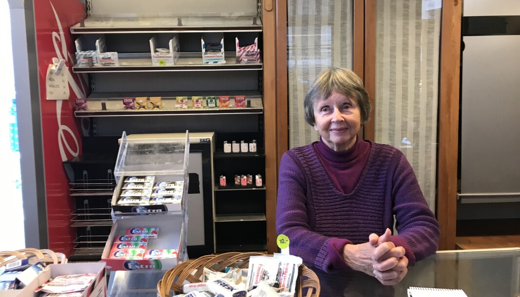 Tidligere skuespiller Unni Bernhoft (87) fotografert siste dag bak disken i familiebedriften. — Jeg savner allerede de faste kundene våre, sier hun til VårtOslo. Tidligere skuespiller Unni Bernhoft (87) fotografert siste dag bak disken i familiebedriften. — Jeg savner allerede de faste kundene våre, sier hun til VårtOslo.