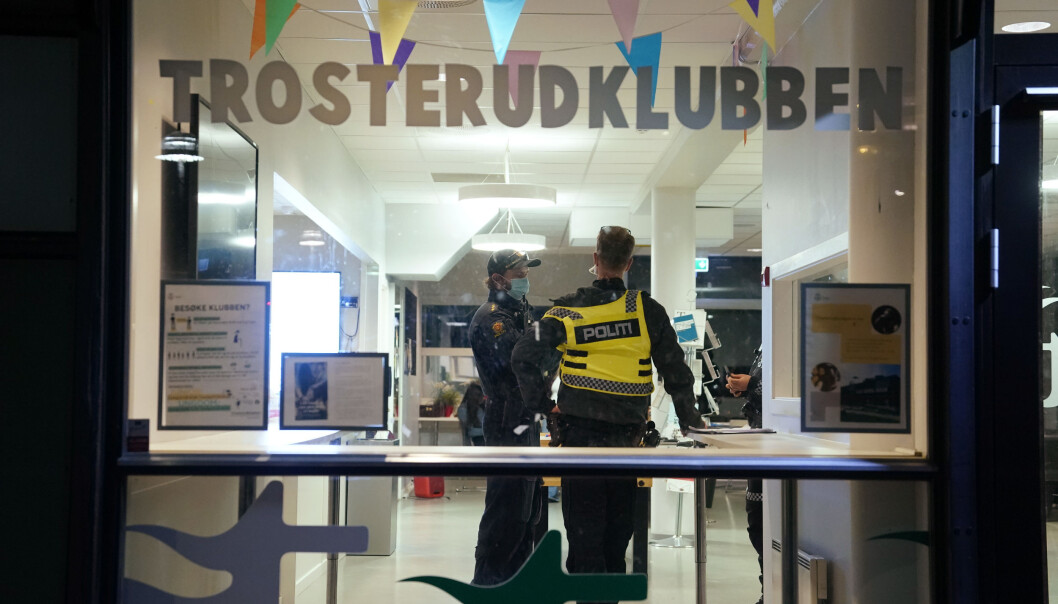 søker etter en eller flere gjerningspersoner etter at en gutt i tenårene er knivstukket ved Trosterud fritidsklubb. Politiet jobber med å sikre spor, samt å hente inn videoer fra overvåkingskameraer. søker etter en eller flere gjerningspersoner etter at en gutt i tenårene er knivstukket ved Trosterud fritidsklubb. Politiet jobber med å sikre spor, samt å hente inn videoer fra overvåkingskameraer.