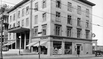 Bilde av det nybygde Majorstuhuset. Da var "Majoren" allerede etablert, som bildet dokumenterer. Bilde av det nybygde Majorstuhuset. Da var "Majoren" allerede etablert, som bildet dokumenterer.