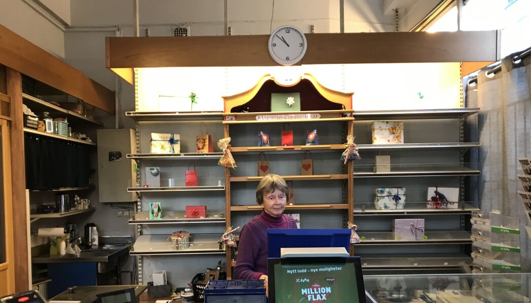Unni Bermhoft har levd neste like lenge som hennes familie har drevet "Majoren" kiosk". Ektefellen er like gammel som kiosken. Unni Bermhoft har levd neste like lenge som hennes familie har drevet "Majoren" kiosk". Ektefellen er like gammel som kiosken.