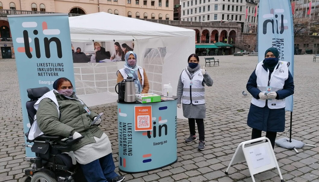 Her er LIN ute og spred informasjon om korona på Yougstorget. Her er LIN ute og spred informasjon om korona på Yougstorget.