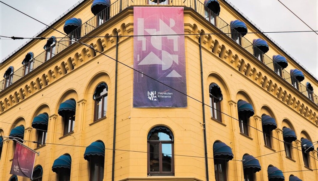 Høyskolen i Kristiania mener den har operert innenfor rammene av gjeldende forskrift, men at rutiner for undervisning nå skal gjennomgås. Høyskolen i Kristiania mener den har operert innenfor rammene av gjeldende forskrift, men at rutiner for undervisning nå skal gjennomgås.
