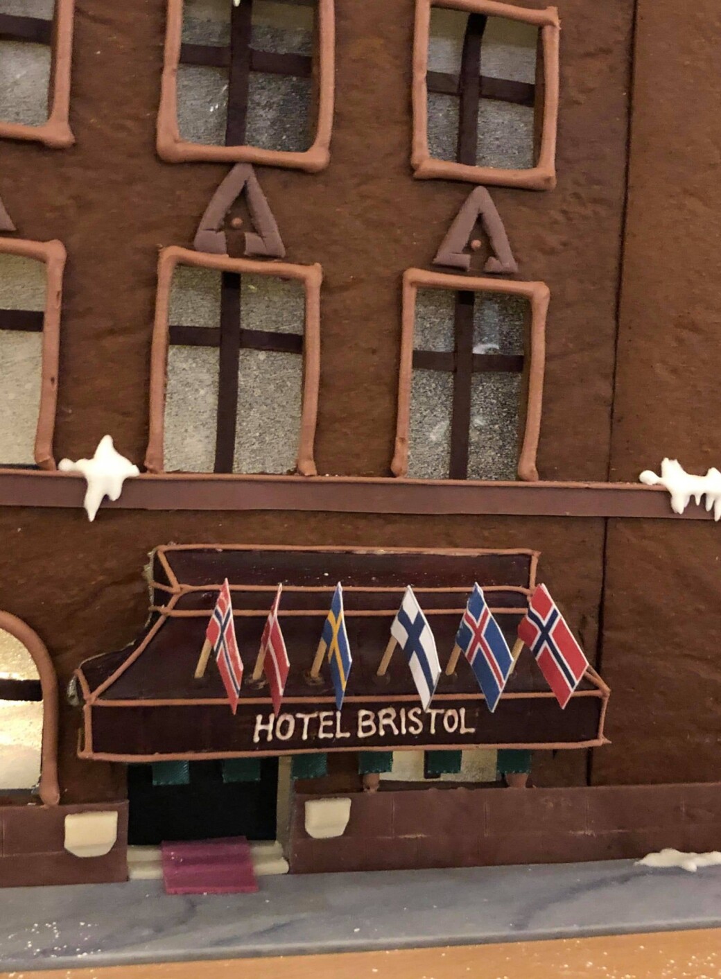 Ikke noe i veien med detaljene: Selv en rosa løper er på plass ved inngangen til pepperkakehotellet Bristol. Ikke noe i veien med detaljene: Selv en rosa løper er på plass ved inngangen til pepperkakehotellet Bristol.