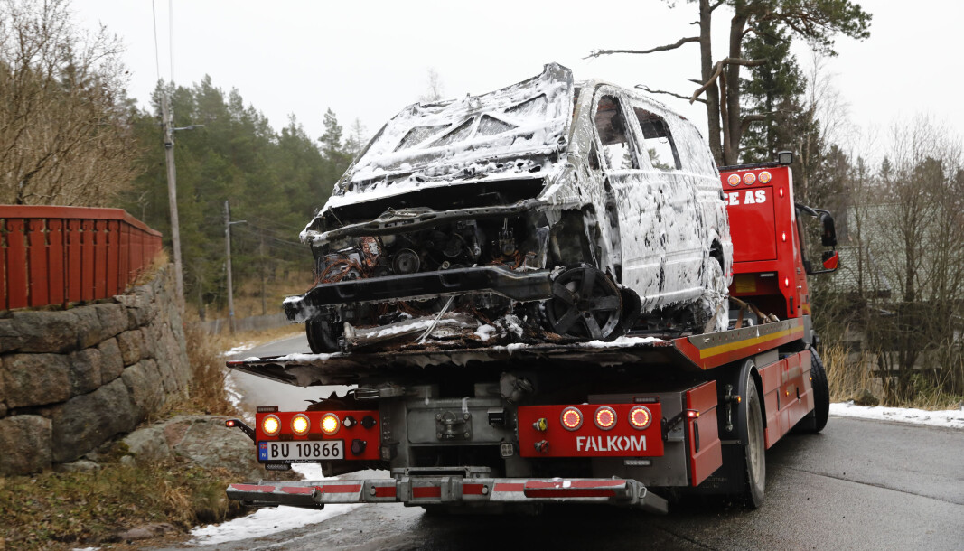 Den utbrente bilen ble fraktet vekk av et tauefirma etter at brannen var slokket. Den utbrente bilen ble fraktet vekk av et tauefirma etter at brannen var slokket.