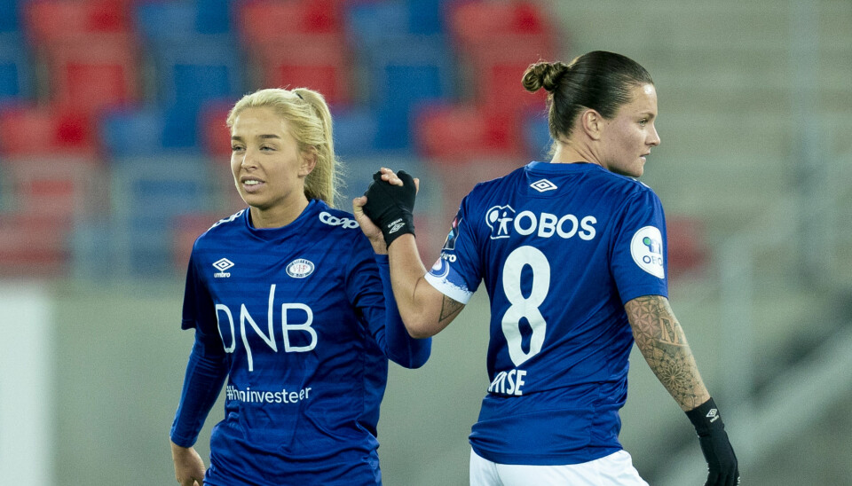Vålerengas Rikke Bogetveit Nygård (t.v) og Sherida Spitse etter semifinalen i cupen mellom Vålerenga og Avaldsnes på Intility Arena.