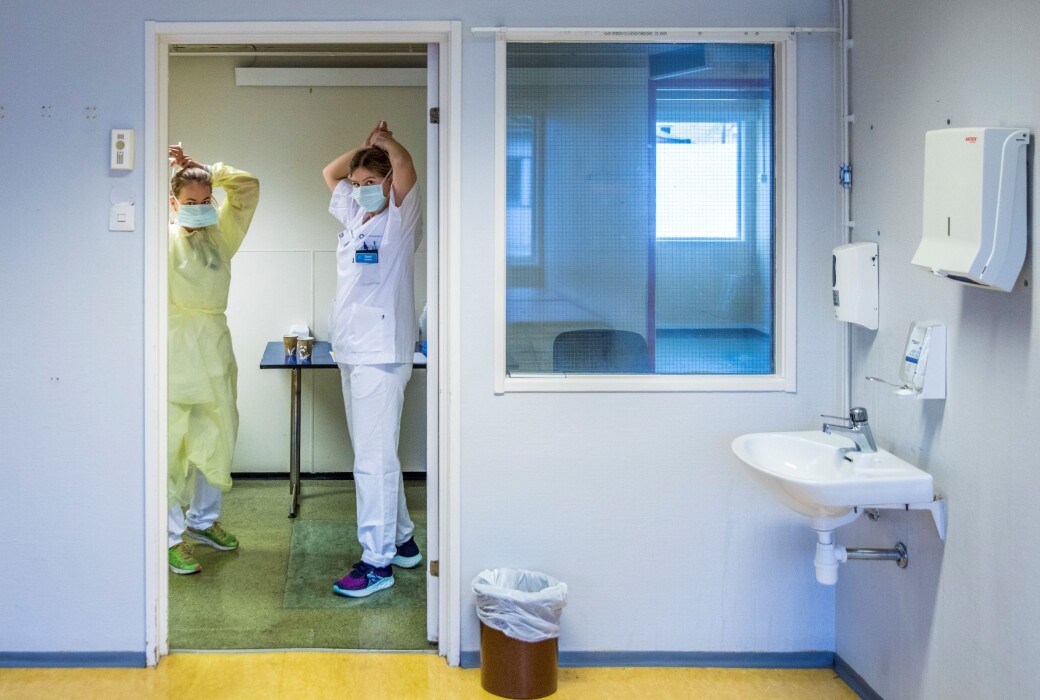 Ansatte ved OUS tar på seg smittevernutstyr. Nå rapporterer sykehuset om det 24. koronarelaterte dødsfallet. Ansatte ved OUS tar på seg smittevernutstyr. Nå rapporterer sykehuset om det 24. koronarelaterte dødsfallet.