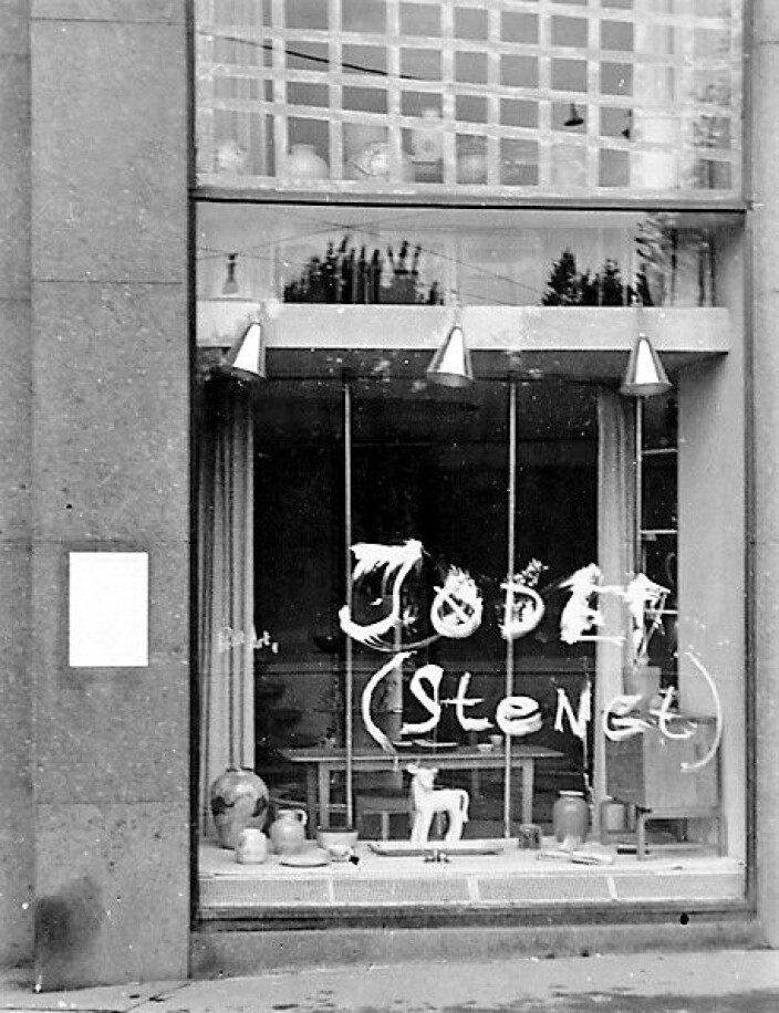 Jødisk-eide forretninger måtte stenge i 1942. Jødisk-eide forretninger måtte stenge i 1942.