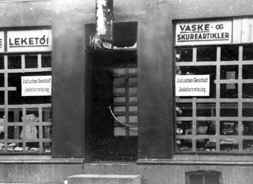 Jødeforretning står det på butikkvinduet. Jødeforretning står det på butikkvinduet.