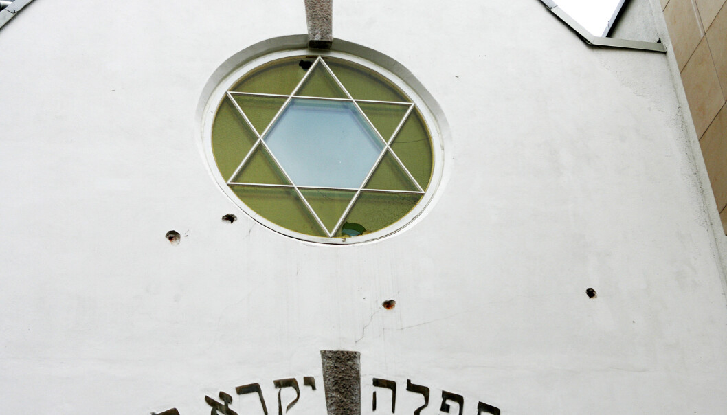 Skuddhullene kan sees rundt Davidstjernen på veggen av synagogen. Skuddhullene kan sees rundt Davidstjernen på veggen av synagogen.
