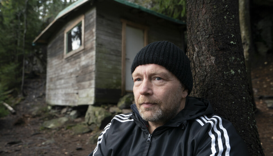 Leif Kristian Olsen bodde ute i to år. Her er han utenfor Haralds hytte, stedet der Harald Grande bodde i 27 år og som nå er et kulturminne.