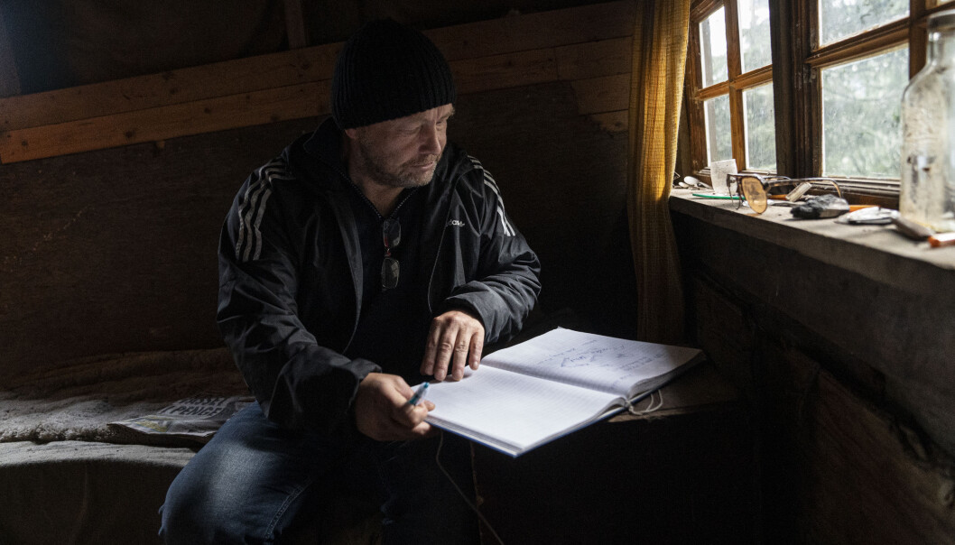 Mange besøker Haralds hytte, og skriver innlegg i gjesteboka. Leif Kristian Olsen gir sitt bidrag. Mange besøker Haralds hytte, og skriver innlegg i gjesteboka. Leif Kristian Olsen gir sitt bidrag.