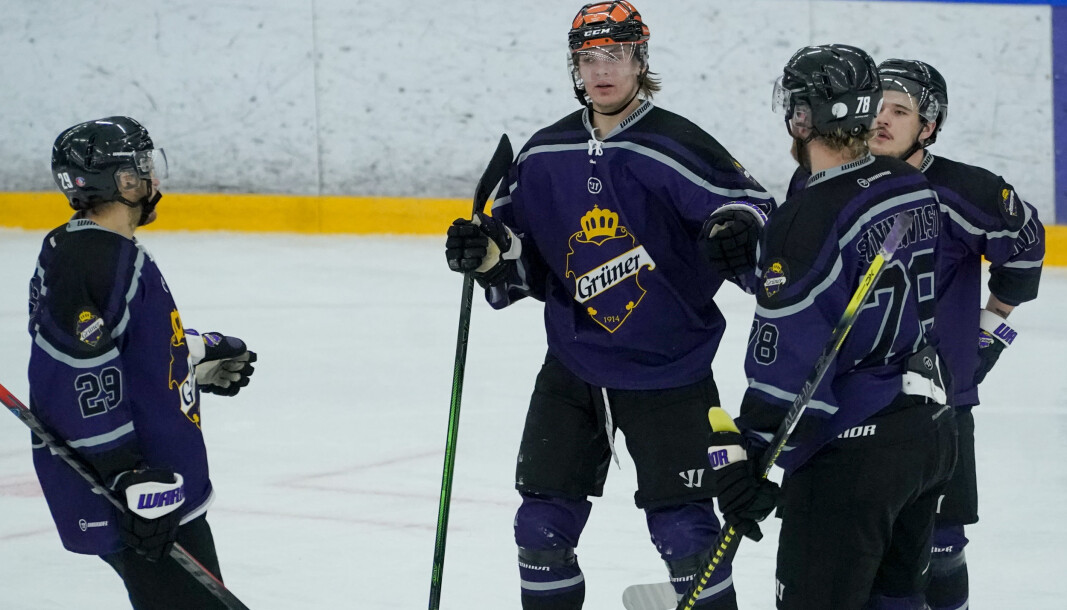 Grüner feirer Håvard Salsten (midten) sin scoring under eliteseriekampen i ishockey mellom Grüner og Frisk Asker i Grünerhallen. Grüner feirer Håvard Salsten (midten) sin scoring under eliteseriekampen i ishockey mellom Grüner og Frisk Asker i Grünerhallen.