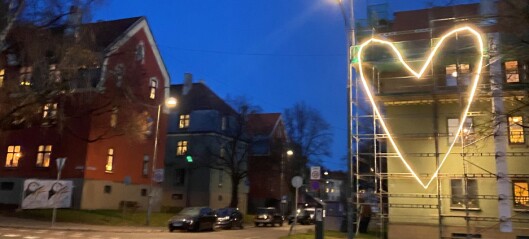 Malermester Jens Petter Lunde har satt opp et gigantisk lyshjerte på Sagene ved Rivern