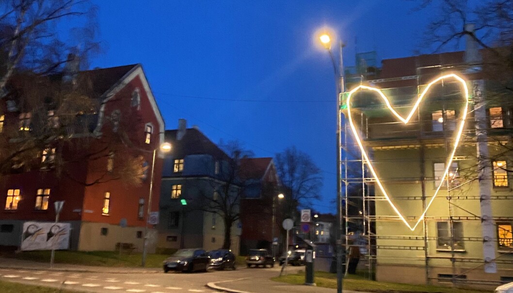 Et gedigent lyshjerte varmer opp Sagene i en vanskelig tid. Et gedigent lyshjerte varmer opp Sagene i en vanskelig tid.