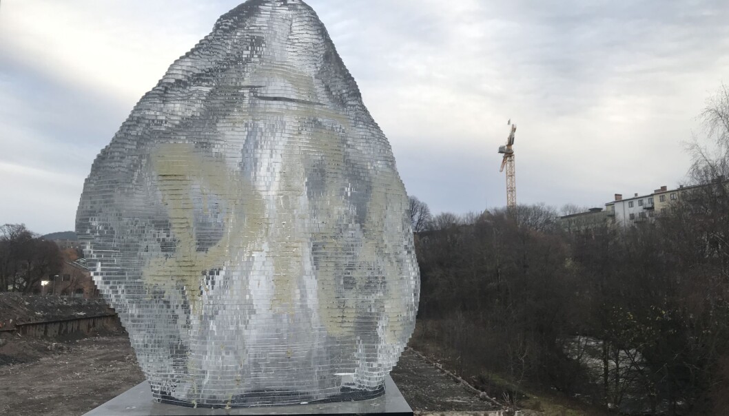 For tredje gang har taggere griset til steinskulpturen på Bentsebrua. Pøbelstrekene kan bidrap til å sette en stopper for det pågående kunstprosjektet. For tredje gang har taggere griset til steinskulpturen på Bentsebrua. Pøbelstrekene kan bidrap til å sette en stopper for det pågående kunstprosjektet.