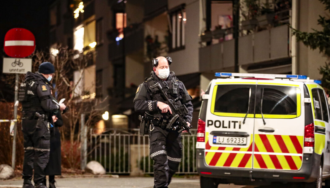Politiet har sendt mange patruljer til området der Helgesensgate møter Fossveien på Grünerløkka i Oslo, etter at de fikk melding om at det var avfyrt to skudd i området. Politiet har sendt mange patruljer til området der Helgesensgate møter Fossveien på Grünerløkka i Oslo, etter at de fikk melding om at det var avfyrt to skudd i området.