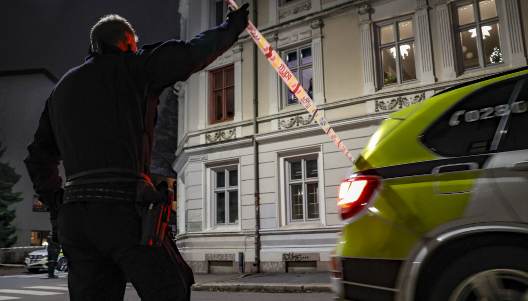 Politiet har sendt mange patruljer til området der Helgesensgate møter Fossveien på Grünerløkka i Oslo, etter at de fikk melding om at det var avfyrt to skudd i området. Politiet har sendt mange patruljer til området der Helgesensgate møter Fossveien på Grünerløkka i Oslo, etter at de fikk melding om at det var avfyrt to skudd i området.