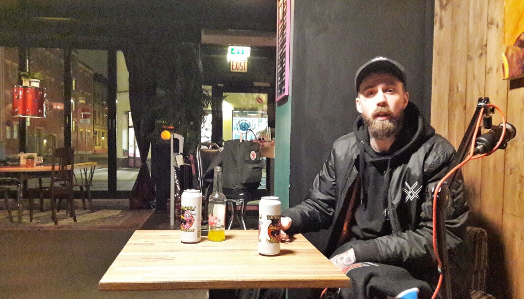 Lucipher Daldorff, arbeidsløs bartender, vil gi folk en følelse av å komme seg ut og treffe interessante gjester på baren hans. Lucipher Daldorff, arbeidsløs bartender, vil gi folk en følelse av å komme seg ut og treffe interessante gjester på baren hans.