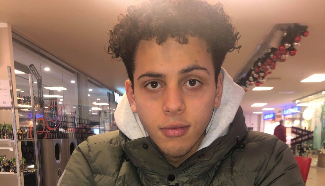 18 år gamle Mustafa Hasan er nødt til å forlate Norge og Asker, hvor han har bodd siden han var seks år. Søndag viste demonstranter støtte utenfor Stortinget. 18 år gamle Mustafa Hasan er nødt til å forlate Norge og Asker, hvor han har bodd siden han var seks år. Søndag viste demonstranter støtte utenfor Stortinget.