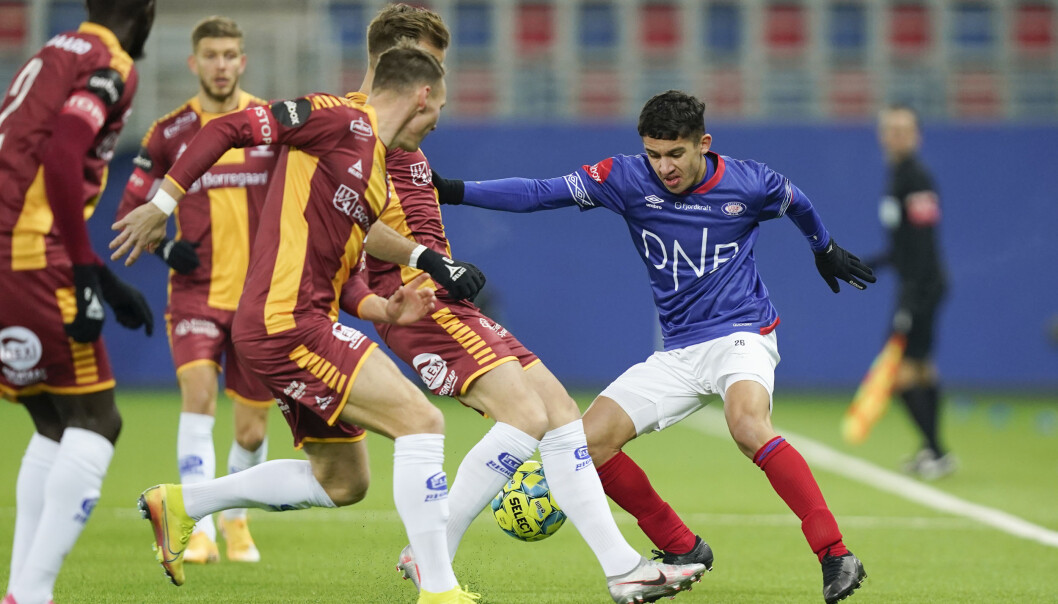 Vålerenga-sensasjonen Osame Sahraoui ble godt passet på av Sarpsborg-spillerne. Vålerenga-sensasjonen Osame Sahraoui ble godt passet på av Sarpsborg-spillerne.