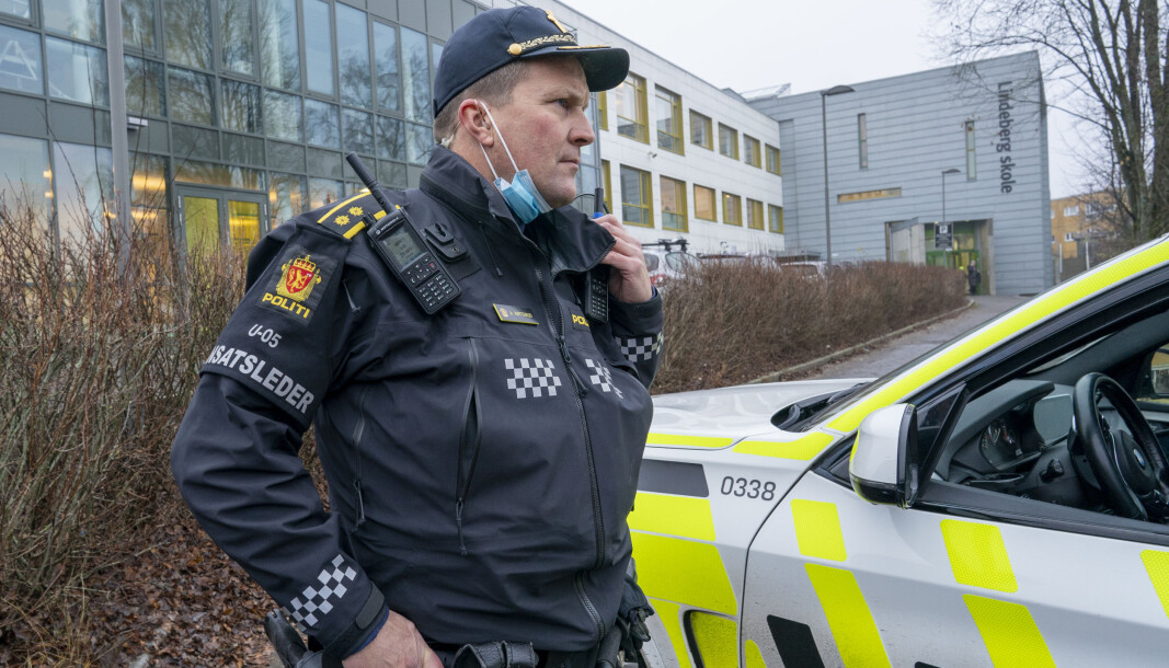 Innsatsleder Arve Røtterud ved Lindeberg skole etter et slagsmål med flere unge personer involvert. En person skal ha blitt knivstukket og er kjørt til sykehus med alvorlige skader. Innsatsleder Arve Røtterud ved Lindeberg skole etter et slagsmål med flere unge personer involvert. En person skal ha blitt knivstukket og er kjørt til sykehus med alvorlige skader.