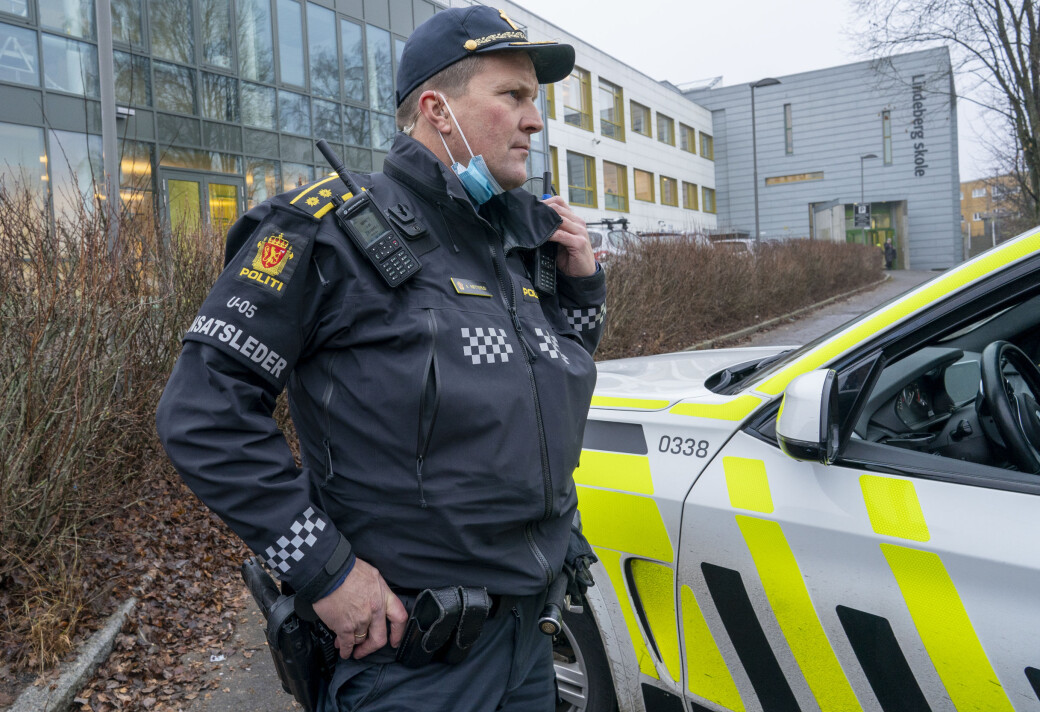 Politiets innsatsleder Arve Røtterud på Lindeberg etter voldshendelsen. Politiets innsatsleder Arve Røtterud på Lindeberg etter voldshendelsen.