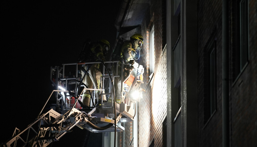 Brannfolkene måtte evakuere beboere i naboblokkene i Christian Michelsens gate også etter at brannen startet på loftet.