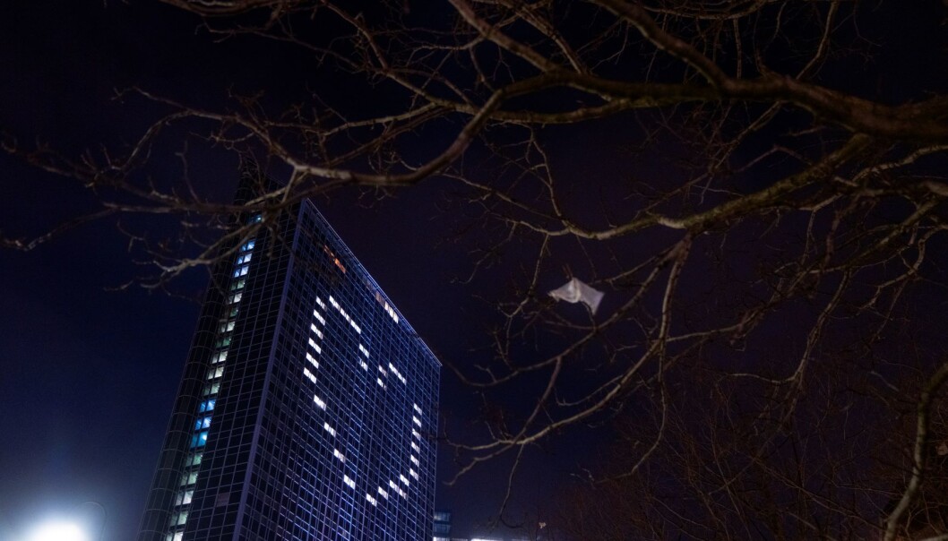 Fra Radisson Blu Plaza Hotel i mars da hotellet slo på lysene i enkelte av rommene med et budskap om kjærlighet – og at alle må ta vare på hverandre. Fra Radisson Blu Plaza Hotel i mars da hotellet slo på lysene i enkelte av rommene med et budskap om kjærlighet – og at alle må ta vare på hverandre.