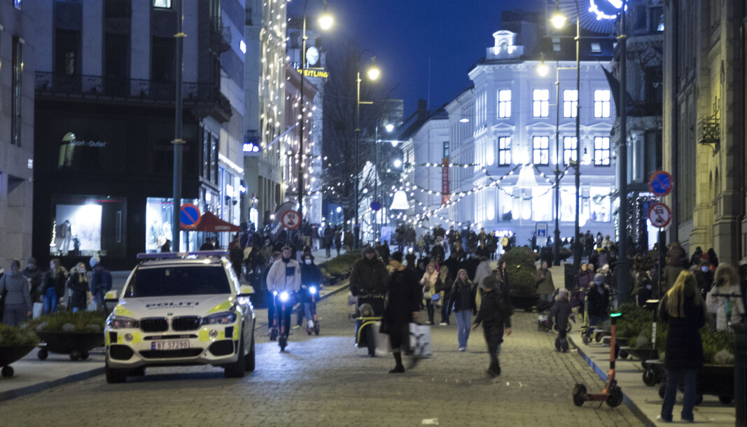 FHI er bekymret for at studenter fra Oslo skal ta med seg smitte hjem til andre deler av landet. Her ser vi folk i en julepyntet Karl Johans gate lørdag ettermiddag. FHI er bekymret for at studenter fra Oslo skal ta med seg smitte hjem til andre deler av landet. Her ser vi folk i en julepyntet Karl Johans gate lørdag ettermiddag.