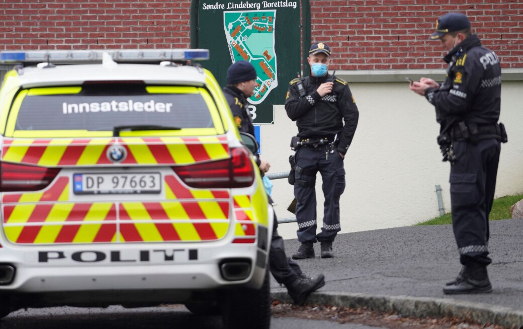 Politiets innsatsleder Arve Røtterud (til h.) og to kolleger rykket sammen med flere patruljer ut til Lindeberg etter slagsmålet mandag. Politiets innsatsleder Arve Røtterud (til h.) og to kolleger rykket sammen med flere patruljer ut til Lindeberg etter slagsmålet mandag.