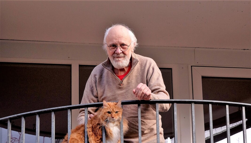 Det siste halvåret har forfatteren, Raymond Wardenær kun vært ute et fåtall ganger. Da er det godt selskap i katten Shumshu Det siste halvåret har forfatteren, Raymond Wardenær kun vært ute et fåtall ganger. Da er det godt selskap i katten Shumshu