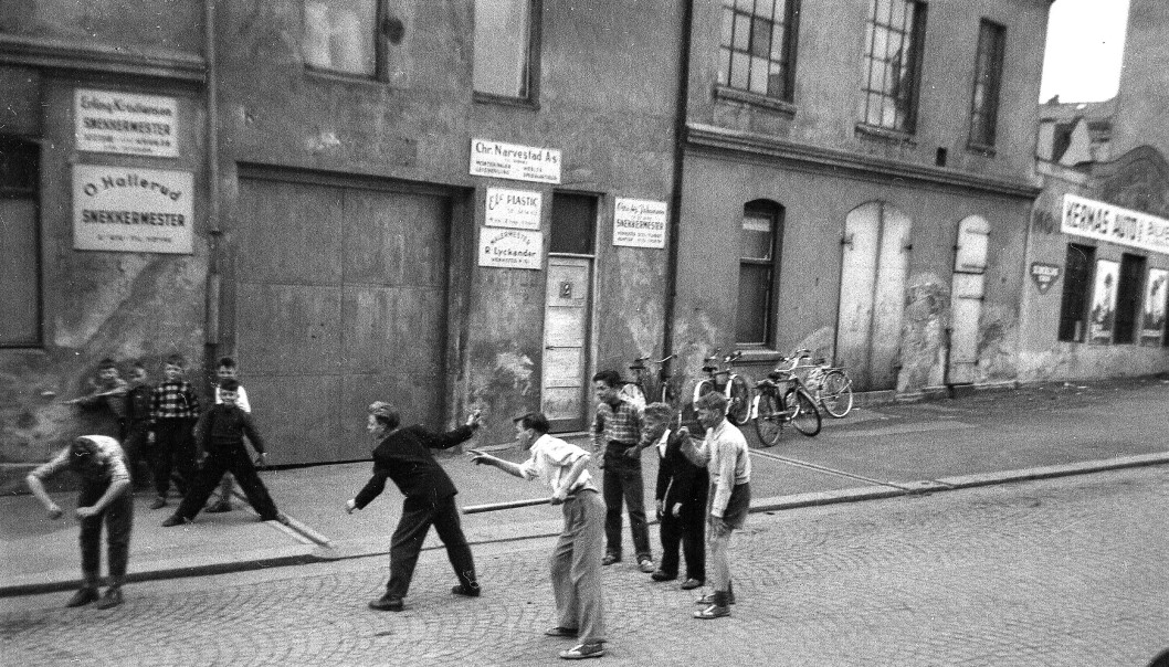 Gutta spiller slåball i gata Gutta spiller slåball i gata